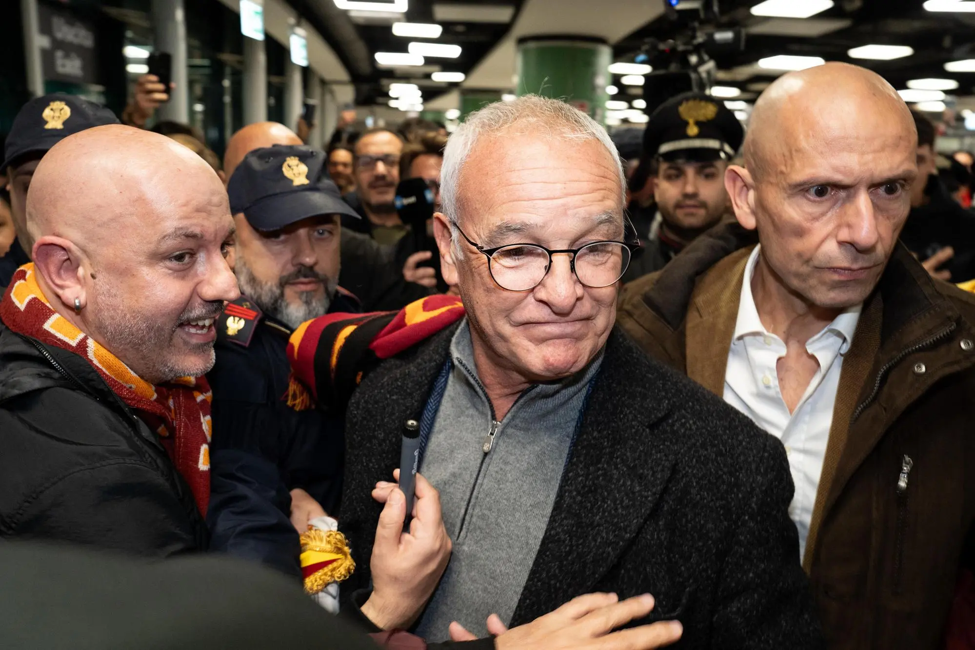 Claudio Ranieri a Fiumicino accolto dai tifosi della Roma (foto Ansa)