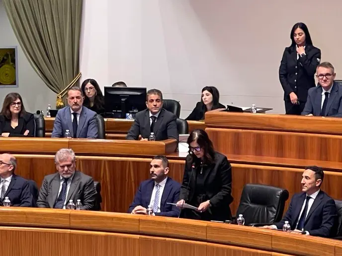 La presidente Alessandra Todde in Consiglio regionale, insieme al resto della Giunta (Foto Ansa)