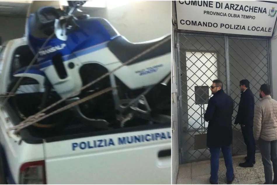 A sinistra la moto privata caricata sul pick-up di servizio. A destra (foto A.Satta) gli inquirenti al Comune di Arzachena