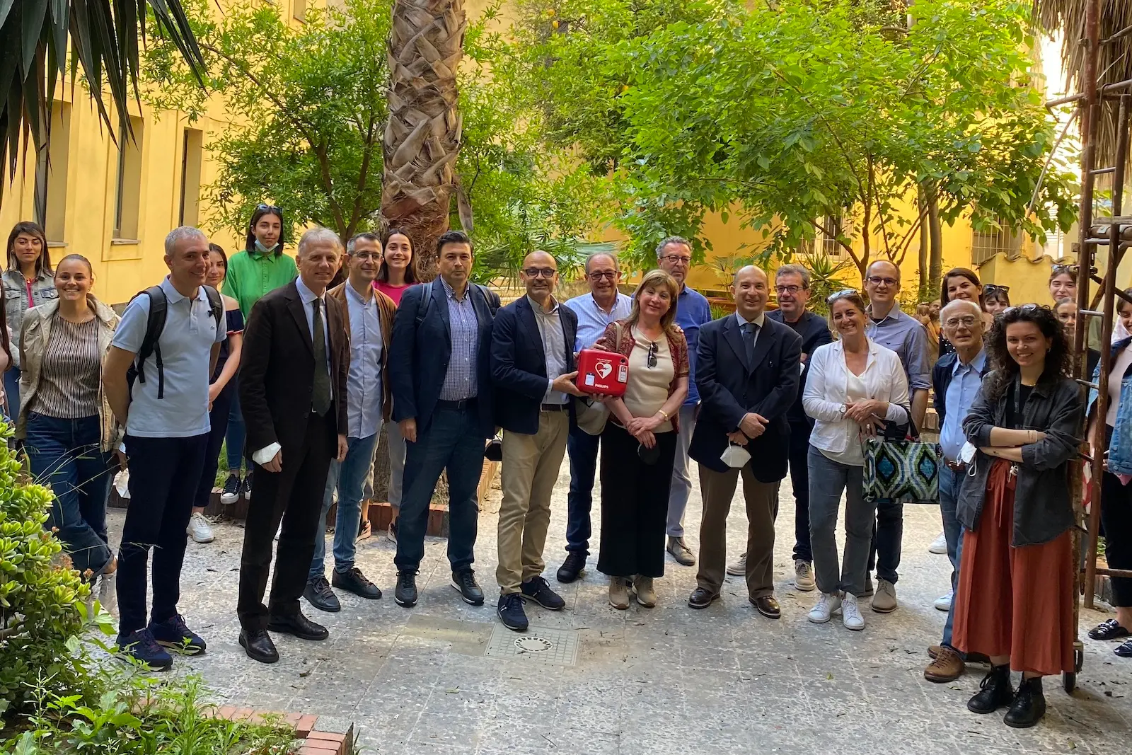 La consegna del defibrillatore a Cagliari (foto Università di Cagliari)