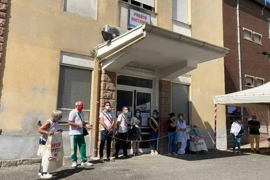 Una manifestazione all'ospedale Delogu di Ghilarza (foto Orbana)
