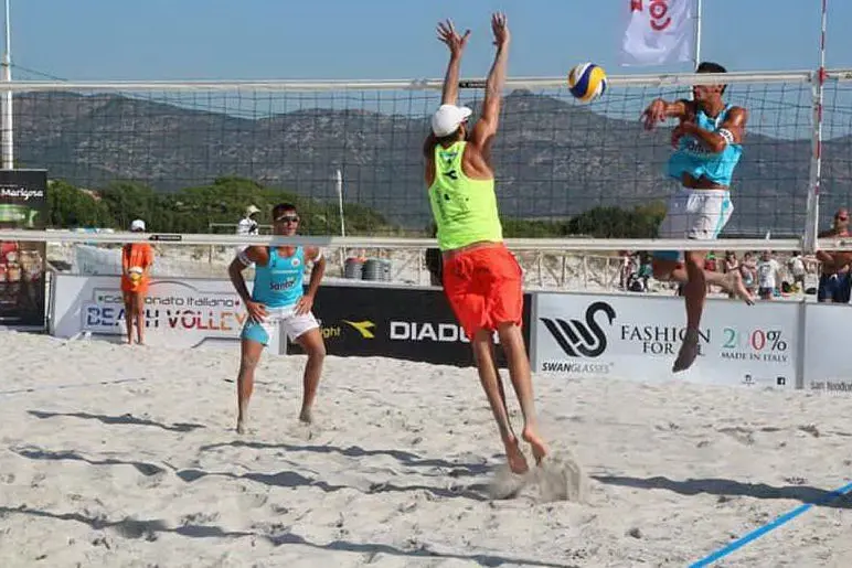 Una partita di beach volley