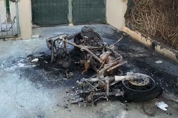 La moto devastata dall'incendio