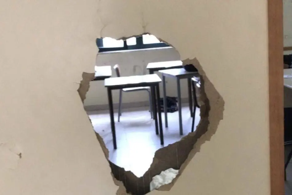 La porta di una classe dell'Azuni di Pula (L'Unione Sarda - foto Murgana)