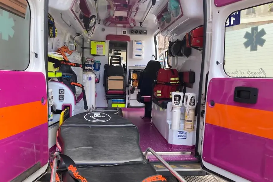 Ambulanza (foto L'Unione Sarda)