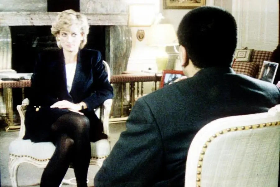 Lady Diana intervistata dal giornalista della Bbc Martin Bashir (Ansa - Frame Bbc)