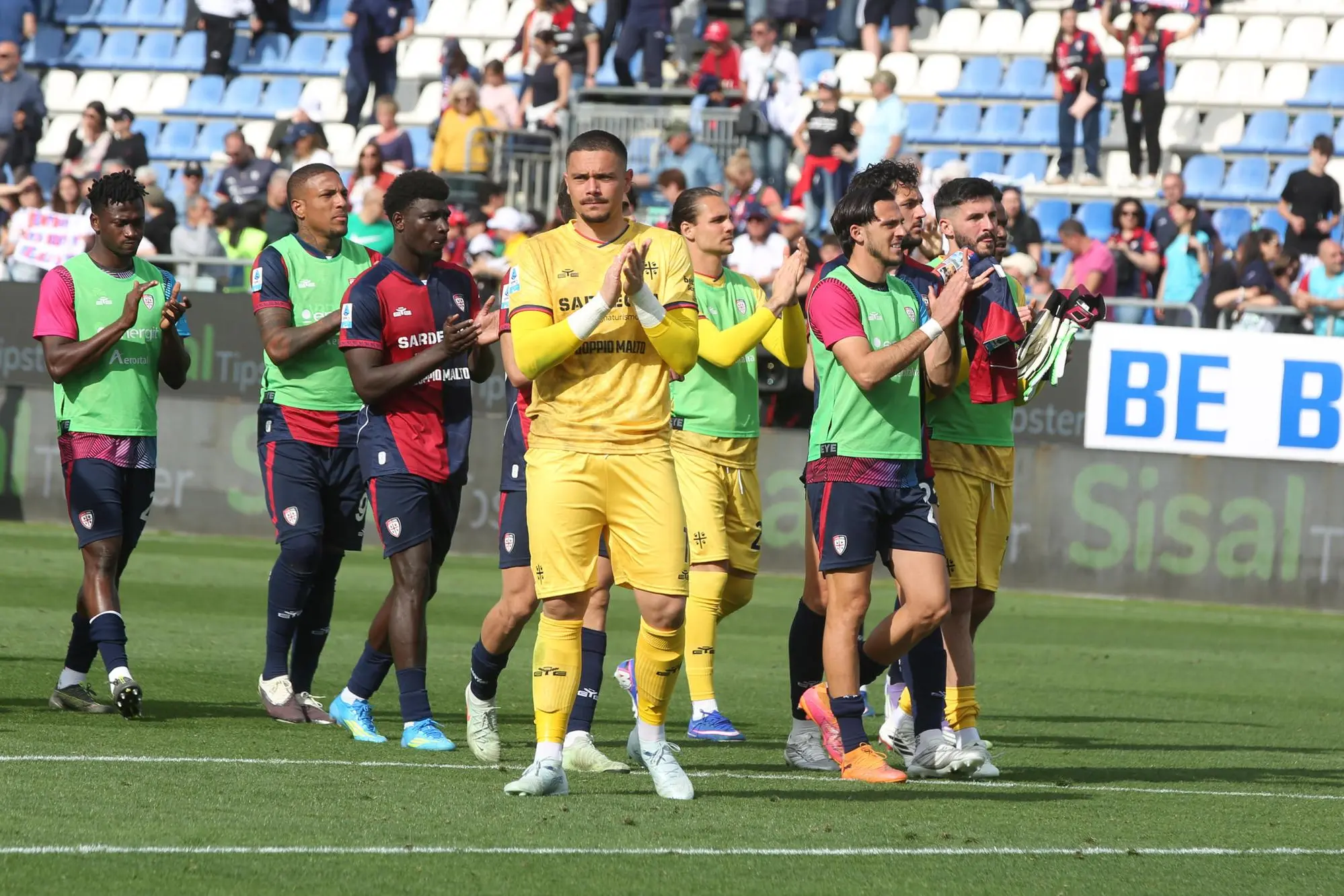 Il Cagliari esulta per la vittoria con la Cremonese, in primo piano Elia Caprile (foto Ansa)