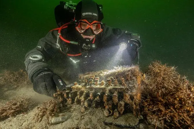 Il ritrovamento di un modello di Enigma nei fondali del Mar Baltico. Foto Ansa