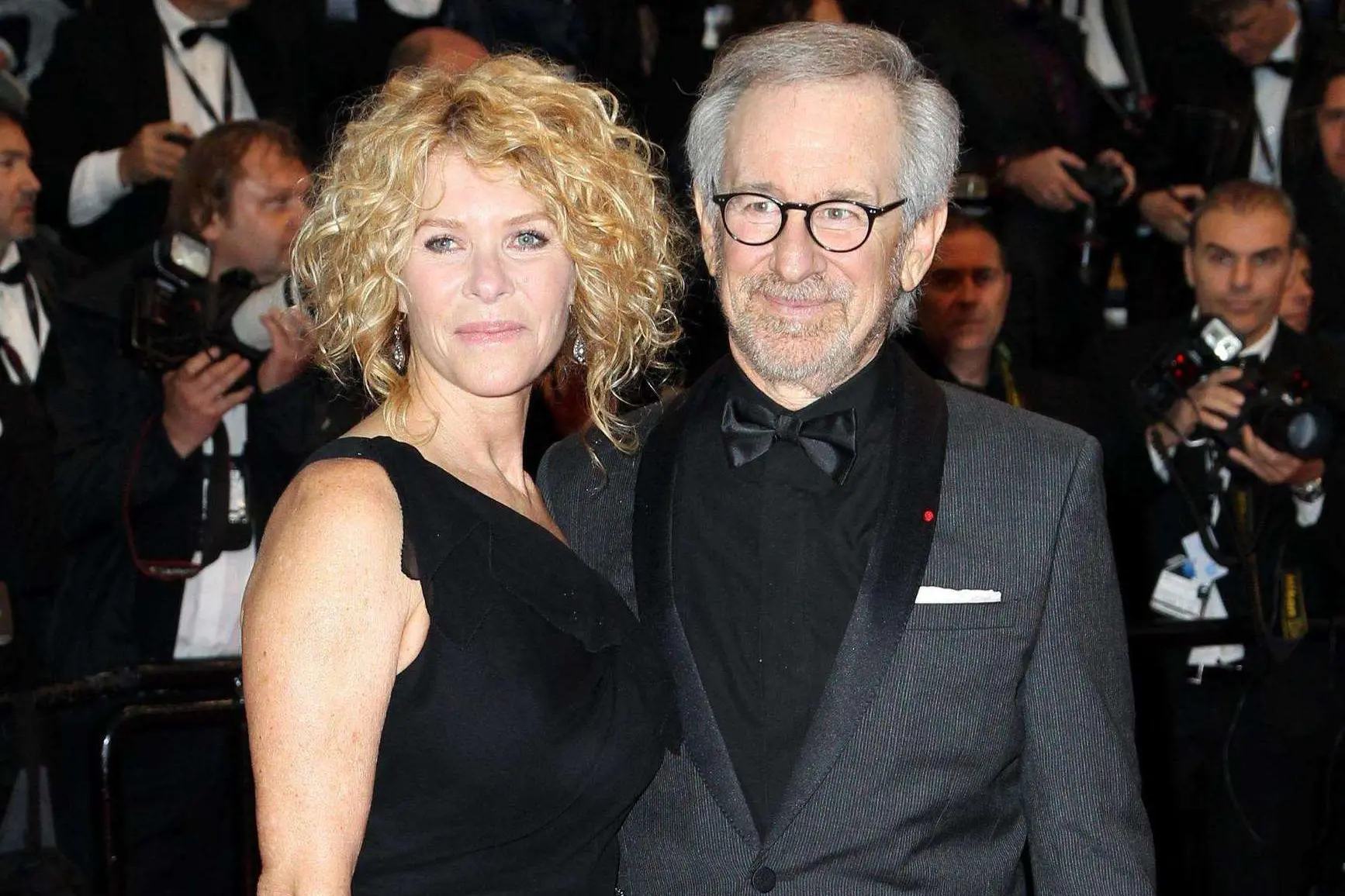 A destra il regista Steven Spielberg (EPA/SEBASTIEN NOGIER)