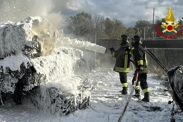 L'intervento dei vigili del fuoco (foto vigili del fuoco)