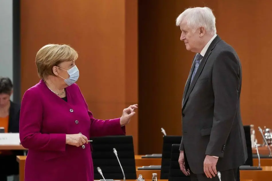 Angela Merkel e il ministro dell'Interno Horst Seehofer (Ansa)