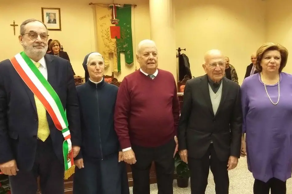 Suor anna e don Tonio con il presidente della Pro loco, il sindaco e l'assessore
