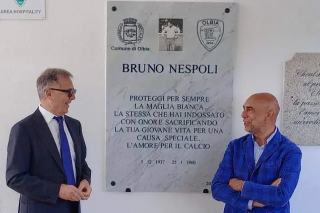 Settimo Nizzi e Gian Renzo Bazzu davanti alla targa in memoria di Bruno Nespoli (foto Olbia Calcio)