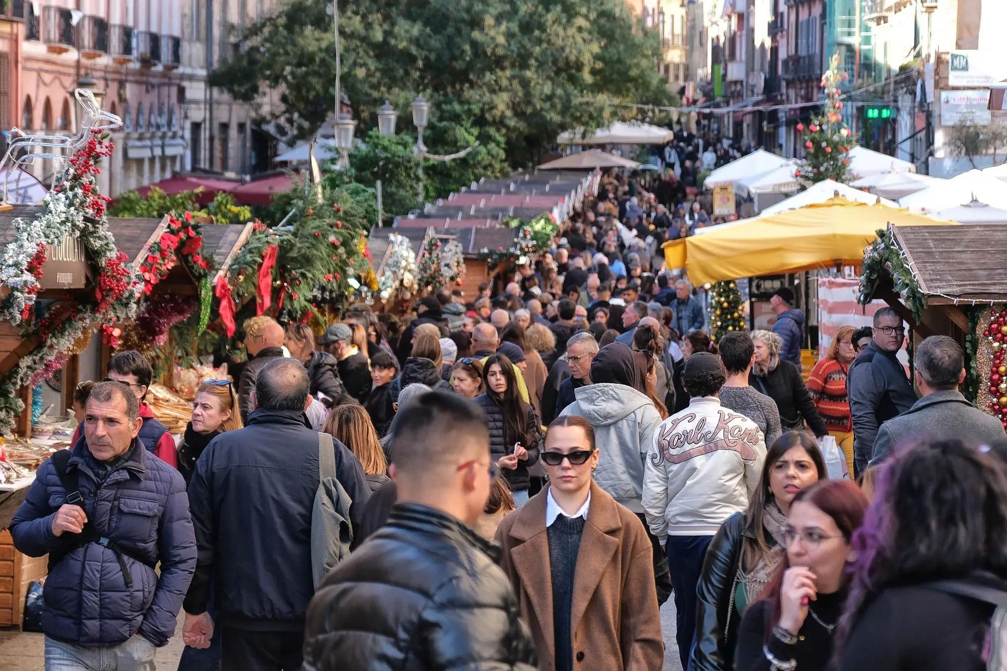 01 12 24 cagliarii corso vittorio e. mercatino di natale - foto giuseppe ungari