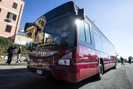Un momento della presentazione dei nuovi autobus Atac al capolinea di Torre Maura, Roma, 09 novembre 2016. ANSA/ANGELO CARCONI