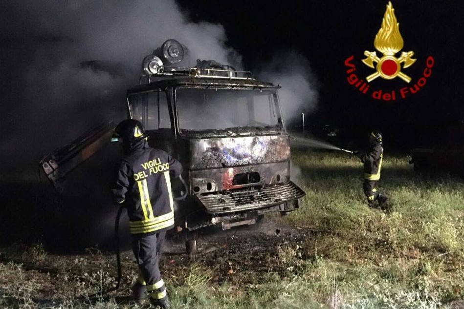 Incendio nella notte a Settimo, due camion distrutti