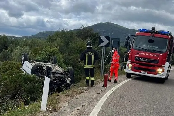 L'auto coinvolta nell'inicdente (Foto: Vigili del fuoco)