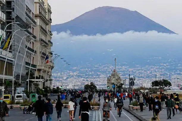 Il lungomare di Napoli (foto Ansa)
