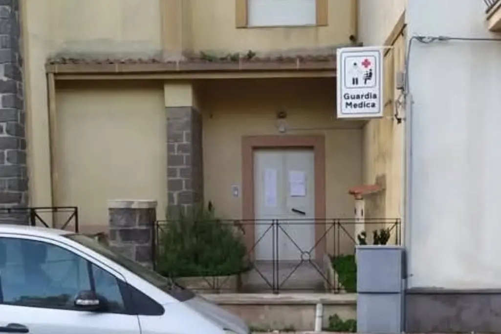 Il portone della guardia medica a Macomer resterà chiuso per mancanza di medici