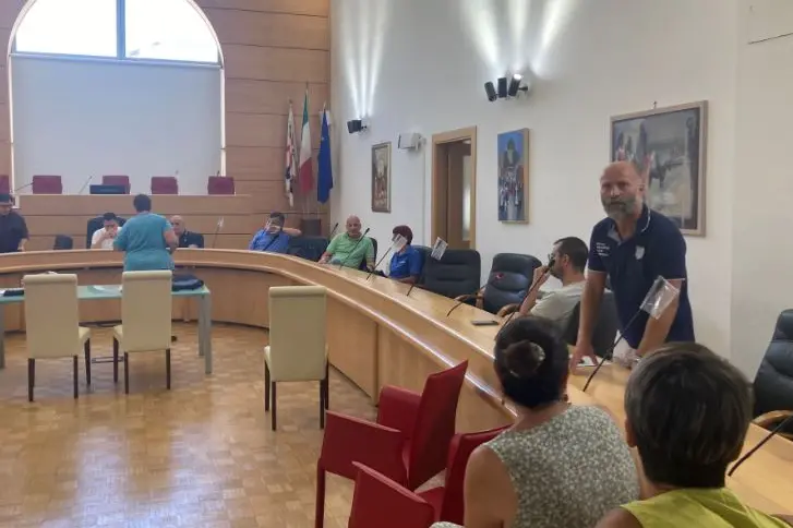 La riunione tra sindaco e commercianti (foto Pala)