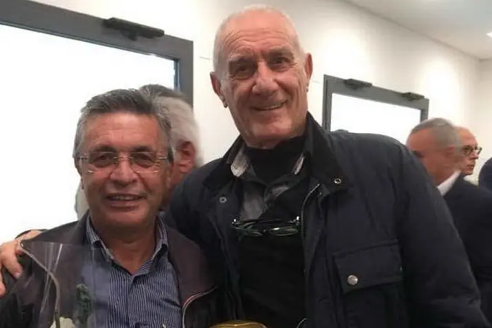 Luigi Livesu a sinistra posa dopo la cerimonia con Beppe Tomasini, difensore del Cagliari calcio dello scudetto (foto concessa da Luigi Livesu)