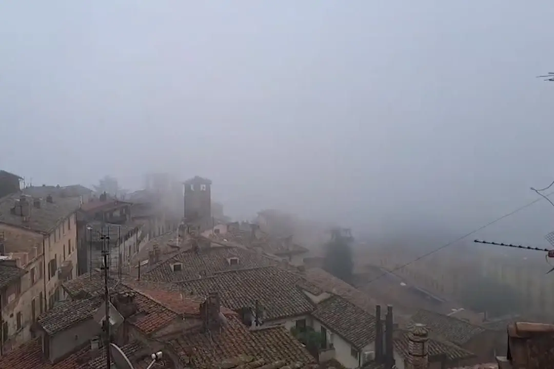Perugia, la nebbia dopo la pioggia sul centro creano uno scenario autunnale