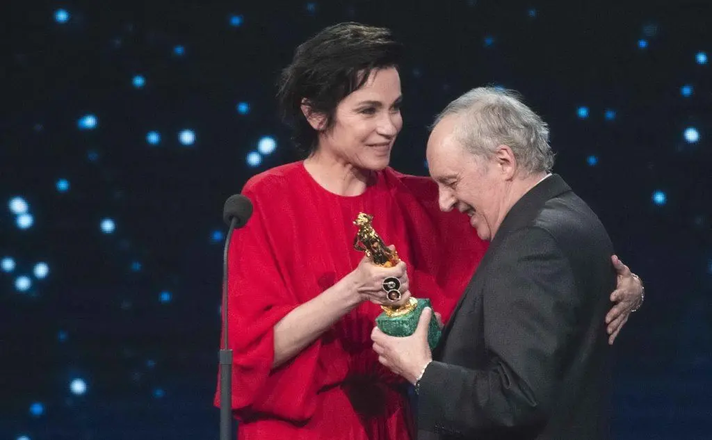 La gioia di Dario Argento, premio alla carriera, qui con Stefania Rocca