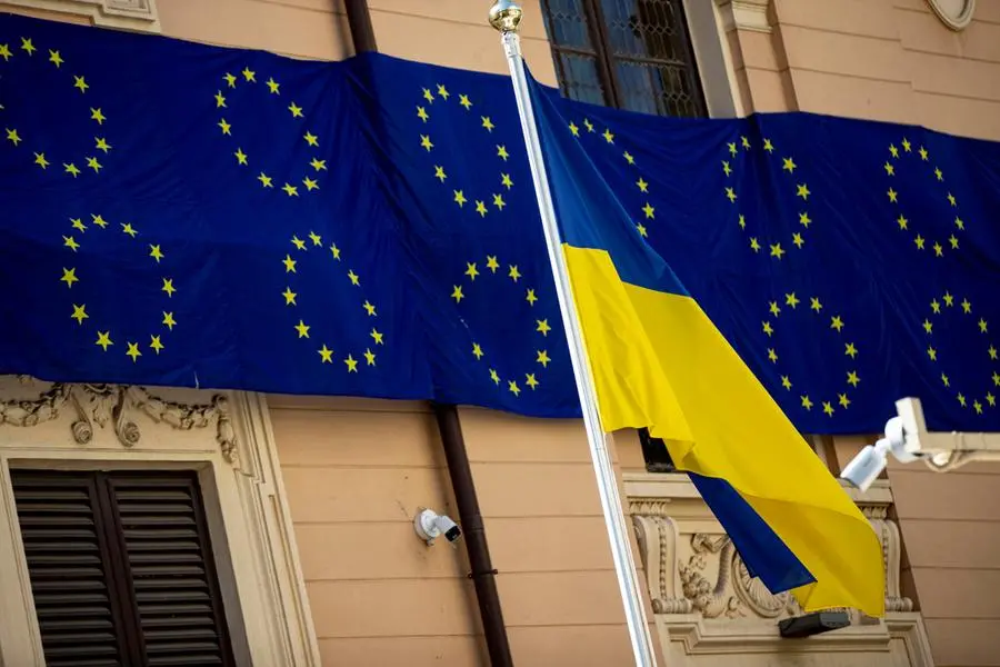 Bandiere europea e ucraina (Ansa - Percossi)