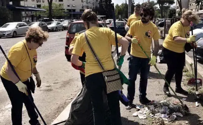 Membri e simpatizzanti del Pd indossano le maglie gialle e raccolgono i rifiuti