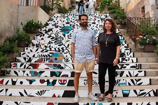 Giorgio Casu e Valentina Geromino nell'istallazione del 2021 (foto Comune di Arzachena)