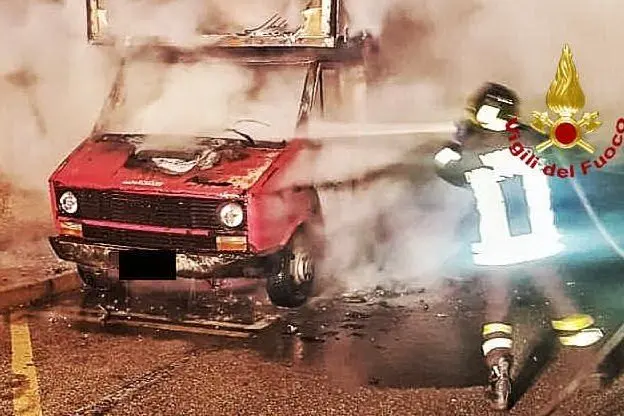 Il furgone in fiamme (foto Vigili del fuoco)
