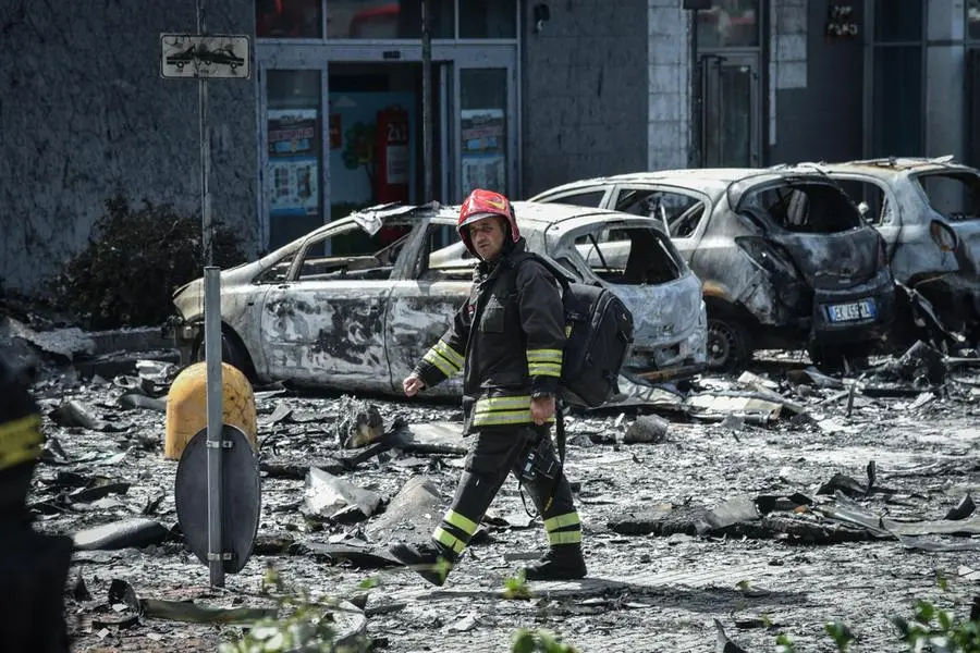 I resti del materiale incendiato a terra (Ansa)
