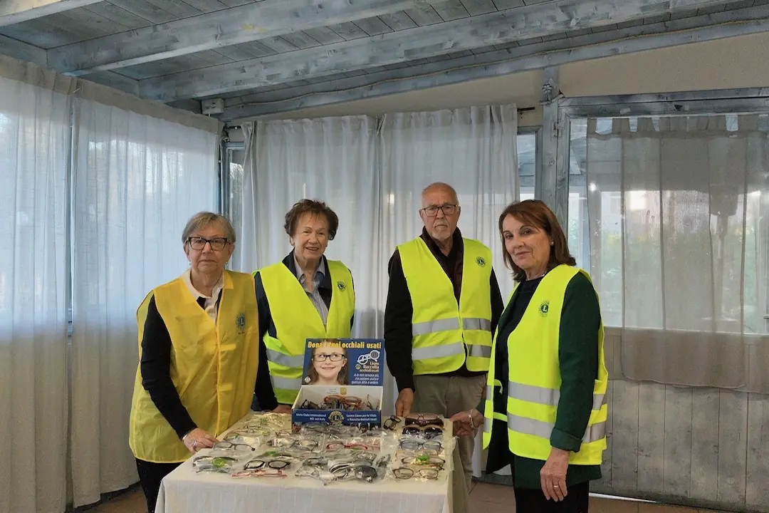 La raccolta degli occhiali usati dei volontari dei Lions Club Villacidro Medio Campidano