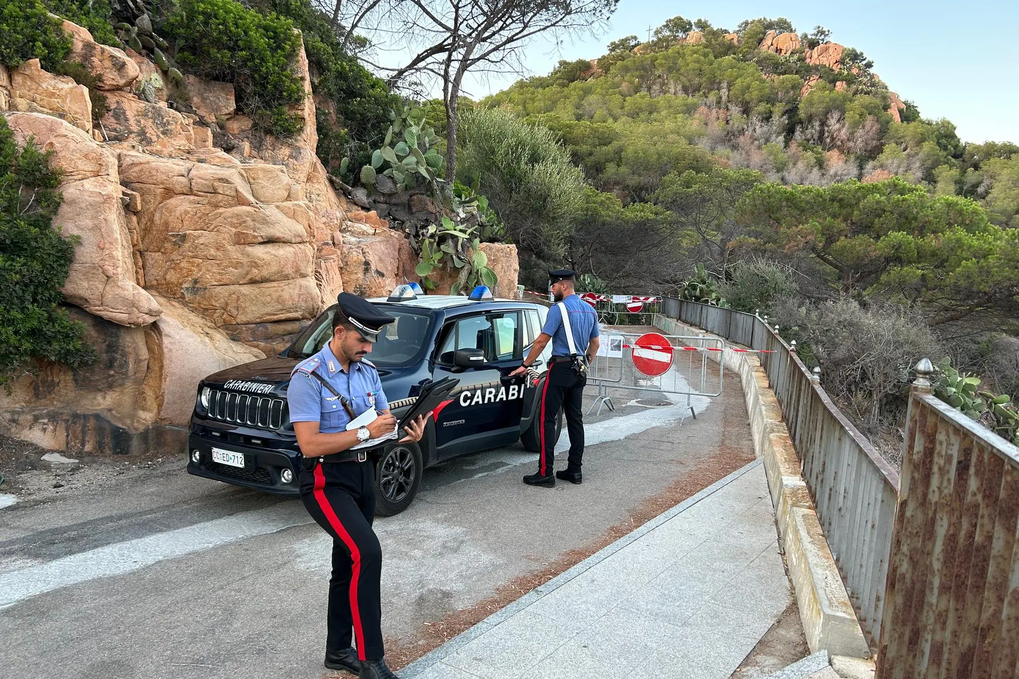 I carabinieri della compagnia di Lanusei sorvegliano l'accesso a Cala Moresca, interdetta da giovedì (foto Secci)