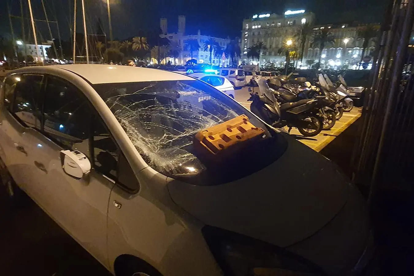 Una delle auto  danneggiate al porto di Cagliari (L'Unione Sarda)