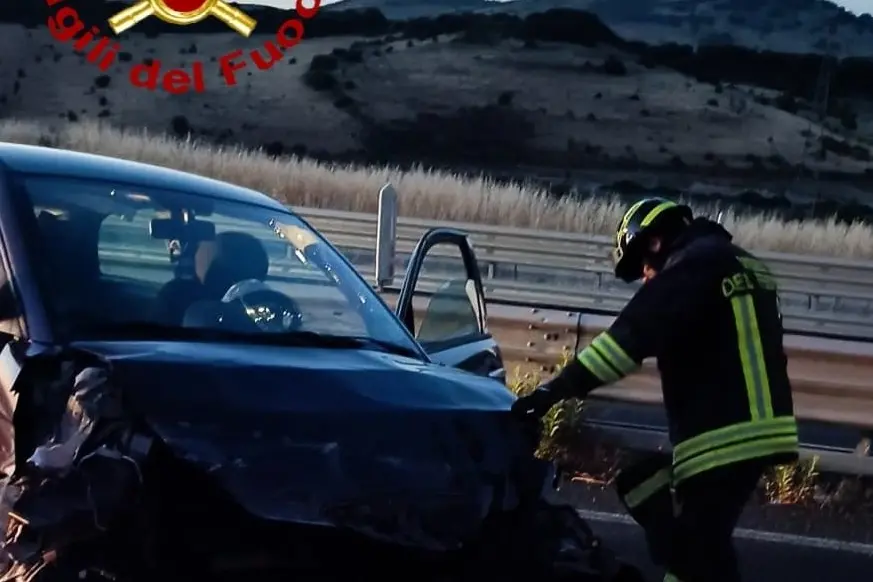 L'auto coinvolta nell'incidente a Sassari (foto Vigili del fuoco)
