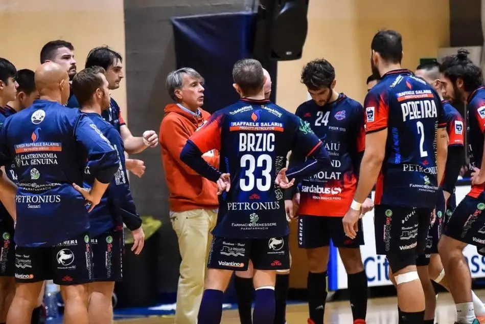 Il coach della Raimond Sassari, Luigi Passino, a colloquio coi suoi giocatori (foto Claudio Atzori)