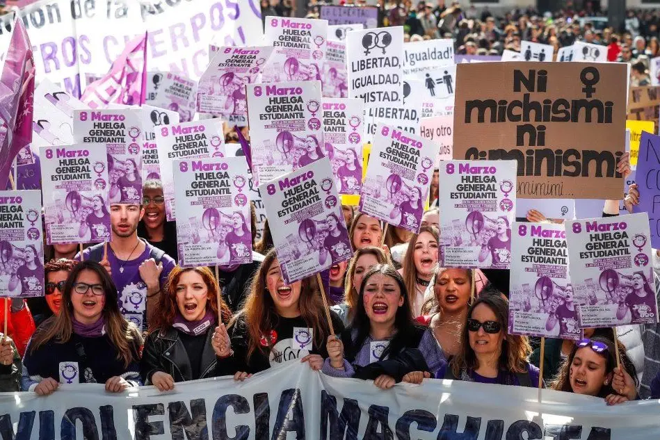 8 marzo, le donne rivendicano i propri diritti e scendono in piazza