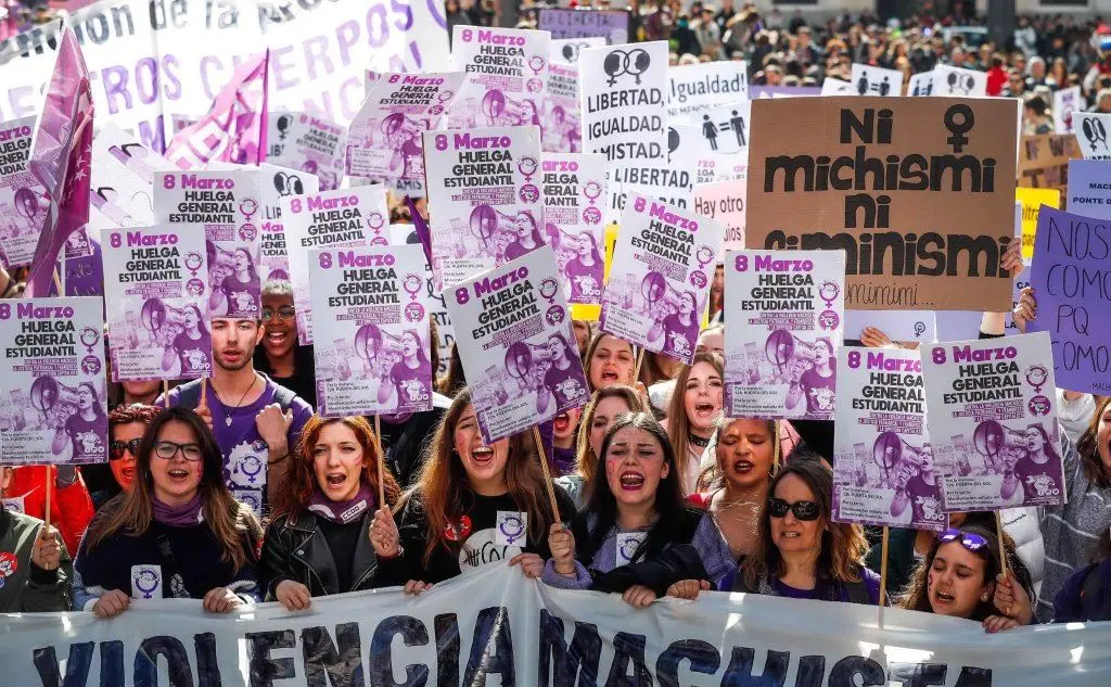 8 marzo, le donne rivendicano i propri diritti e scendono in piazza