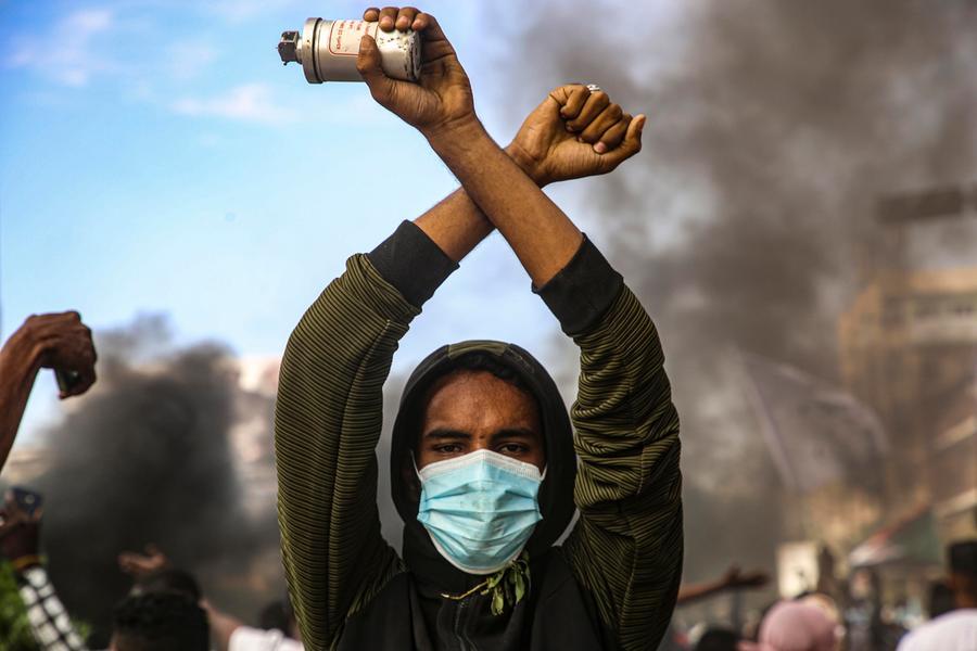Un manifestante in Sudan (Ansa)