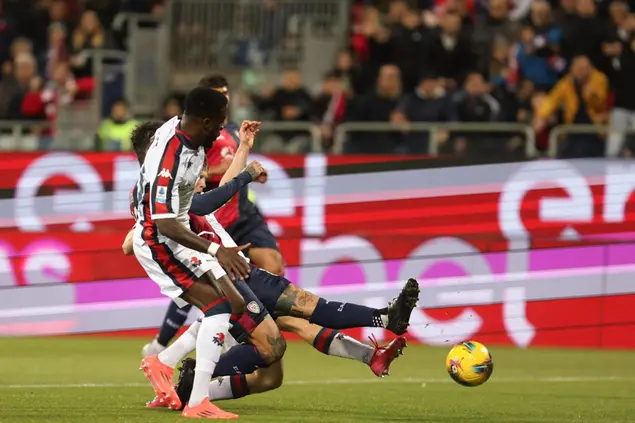 Il tiro con cui Nicolas Viola ha sbloccato Cagliari-Genoa (foto Ansa)