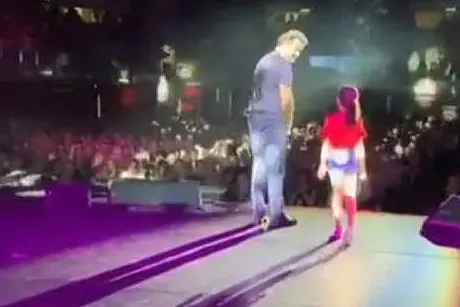 La piccola mentre raggiunge papà sul palco (foto da frame video)