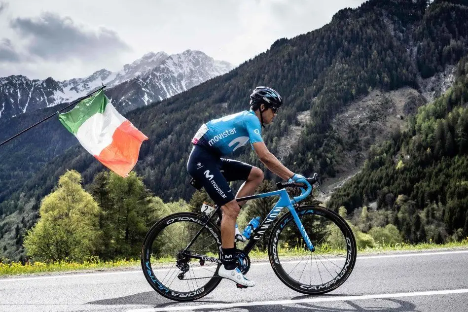 Movistar sulle strade della Corsa Rosa (foto Twitter Giro d'Italia)