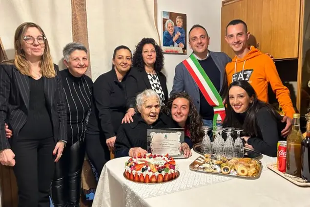 Margherita Barca con il sindaco e i parenti