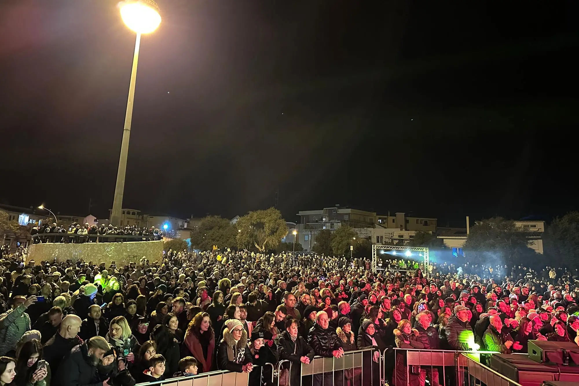 La folla a capodanno in piazza per il concerto di Alfa