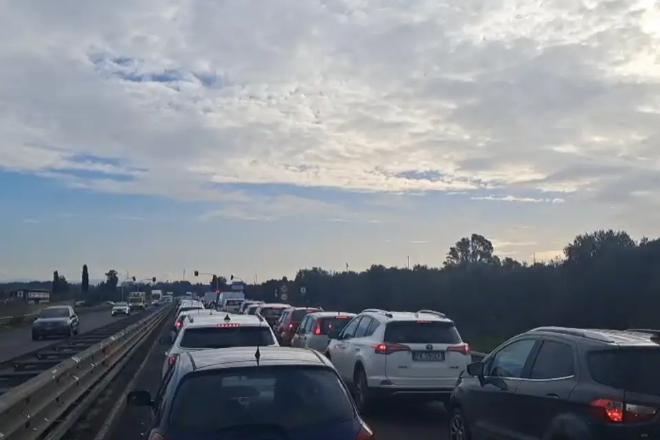 La coda (foto da frame video Rais)