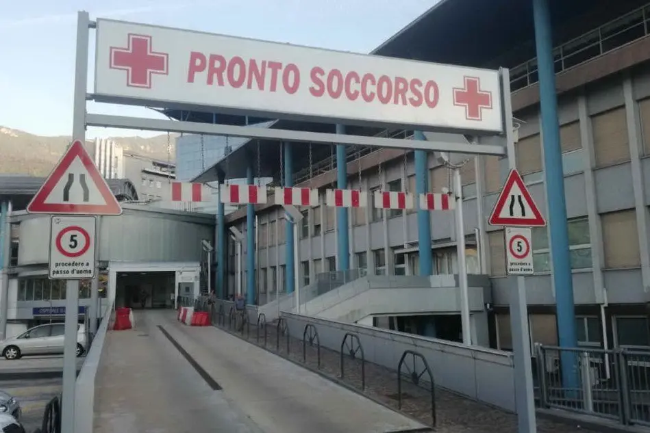 Il pronto soccorso dell'ospedale Santa Chiara di Trento (Ansa)