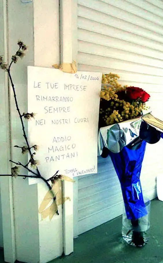 Fiori davanti al chiosco gestito dalla madre del ciclista