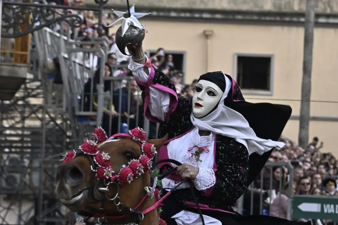 Una discesa - con stella centrata - alla Sartiglia (L'Unione Sarda)