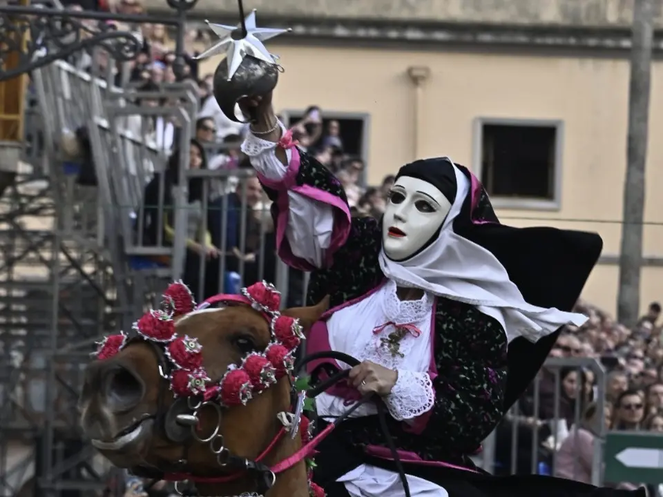 Una discesa - con stella centrata - alla Sartiglia (L'Unione Sarda)